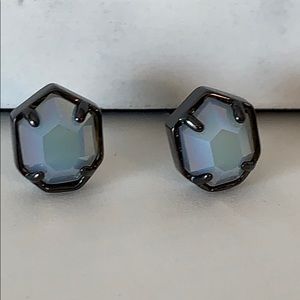 NWOT Kendra Scott Logan stud earrings ✨